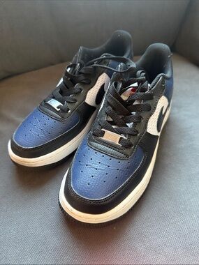 Nike Low-Top Sneakers in Blue, Black & White